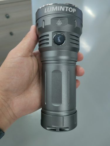 Lumintop GT4695 Suchscheinwerfer mit 15.000 Lumen, 800 Meter Reichweite und 32.000 mAh Akkukapazität
